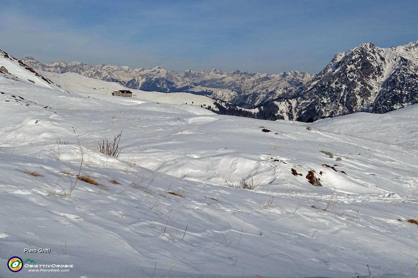 37 sullo sfondo le Orobie col Pizzo del Diavolo.JPG